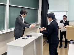 学位記授与のシーン