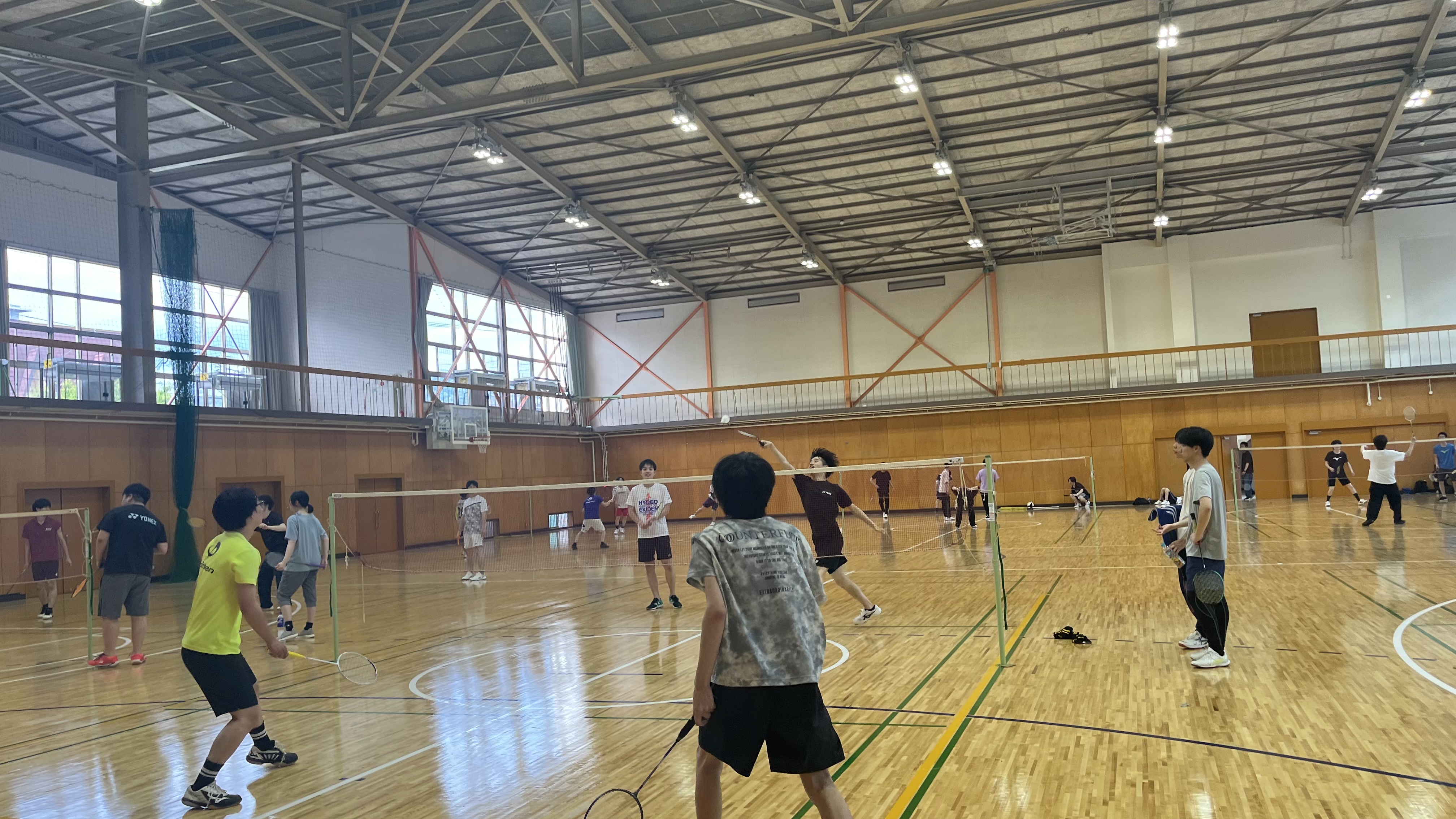 バドミントン交流会のシーン(1)