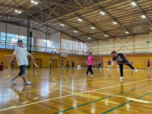 バドミントン交流会のシーン(2)